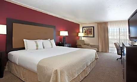 1 King Bed Premium Comm Accessible Tub