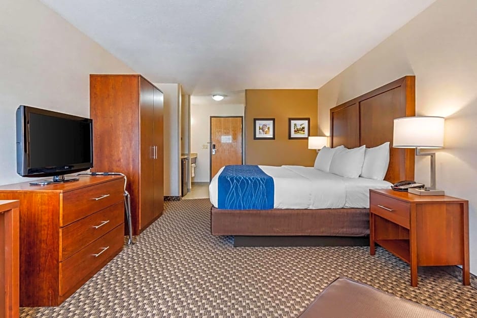 Comfort Inn & Suites near Route 66 Award Winning Gold Hotel 2021