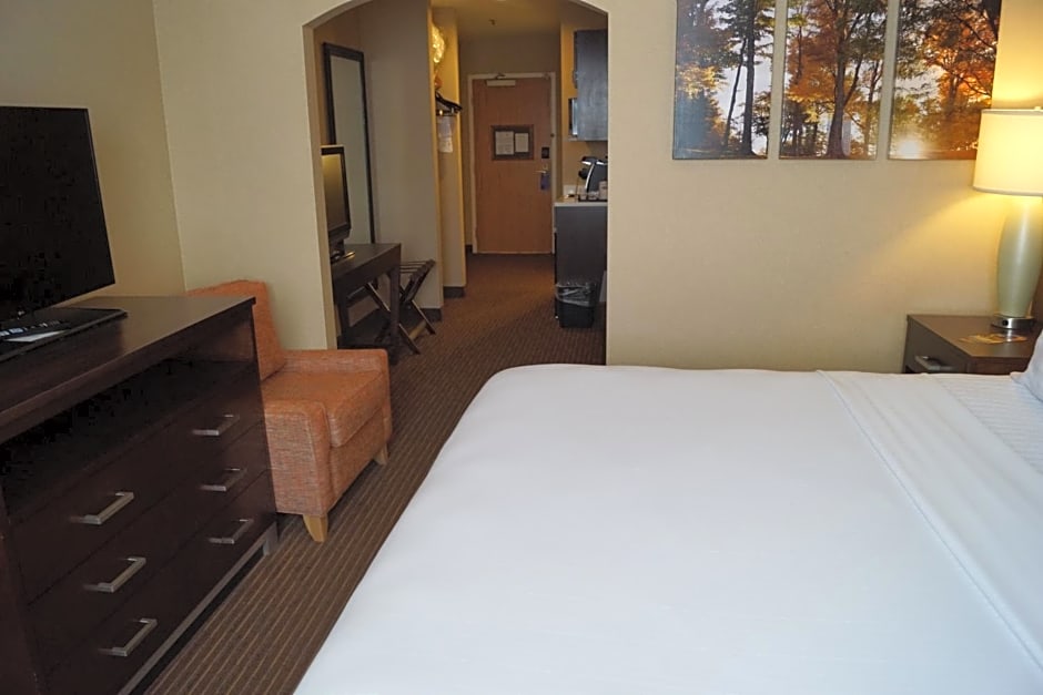Holiday Inn Express Hotel & Suites Watertown - Thousand Islands By IHG