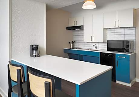 Mobility Accessible Two Bedroom Suite - King & Queen - Roll-In Shower