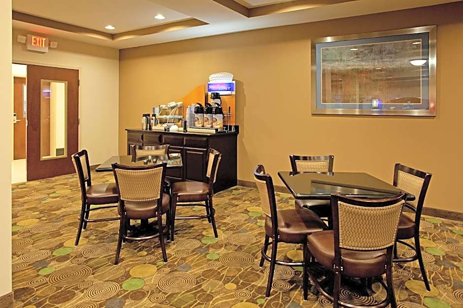 Holiday Inn Express & Suites Hope Mills-Fayetteville Arpt by IHG