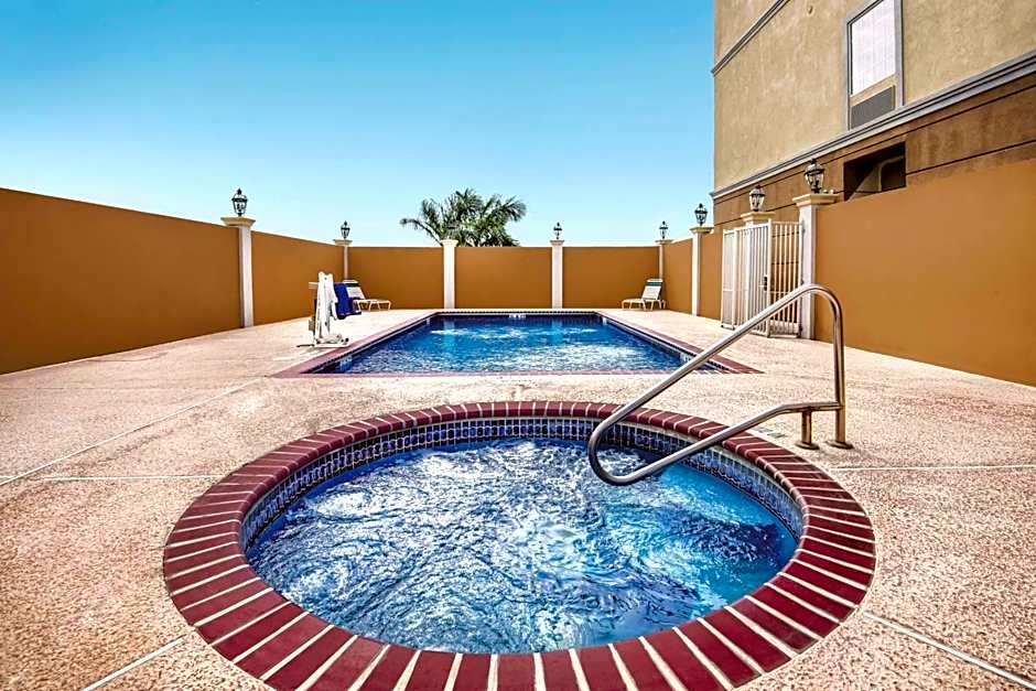 La Quinta Inn & Suites by Wyndham Mercedes Outlet Mall