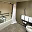 Holiday Inn Express & Suites Bloomington West By IHG
