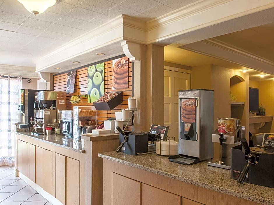 La Quinta Inn & Suites by Wyndham New Orleans Veterans