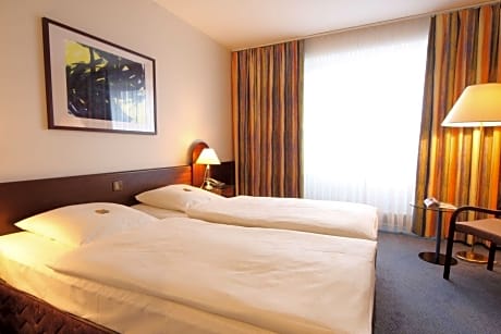 3 Twin Beds Three Bedroom Family Room Non-Smoking