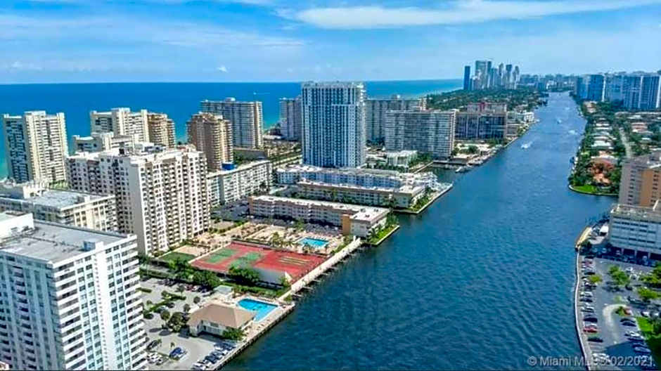 Stunning Penthouse Suite Waterfront 2BD 2BA