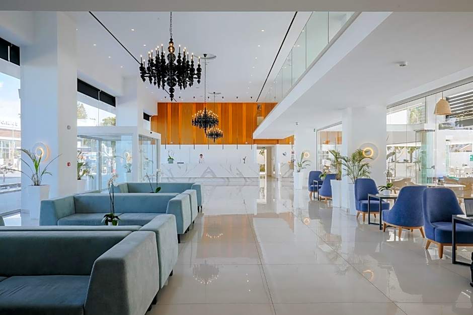 Seasons Hotel (Adults Only)