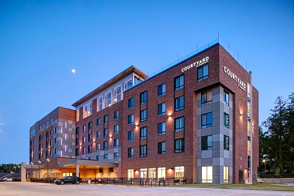 Courtyard by Marriott Iowa City University Heights