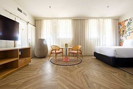 Balcony Premium King, Larger Guest Room, 1 King, City View, Balcony