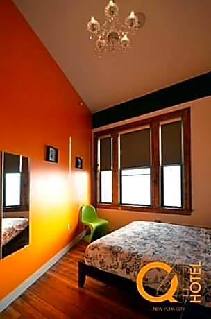 Q4 Hotel & Hostel
