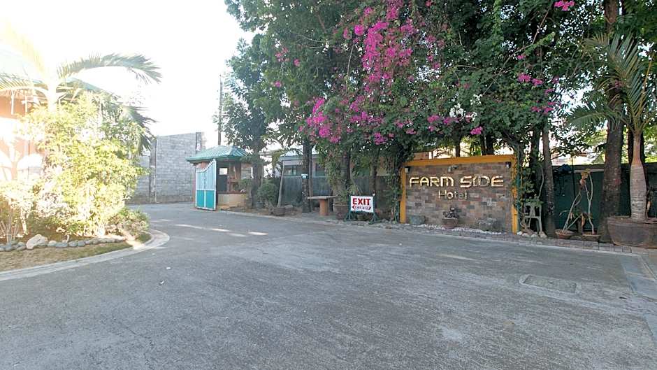 RedDoorz @ Farm Side Hotel Laoag City