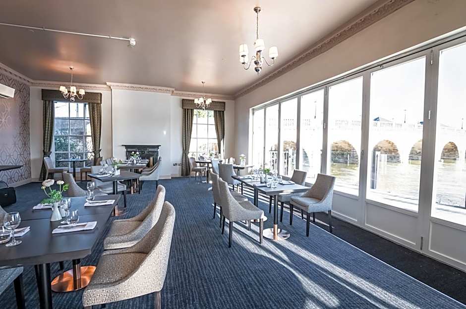 Thames Riviera Hotel