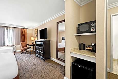 2 Queen Beds Non-Smoking Work Desk Microwave And Mini-Refrigerator Full Breakfast