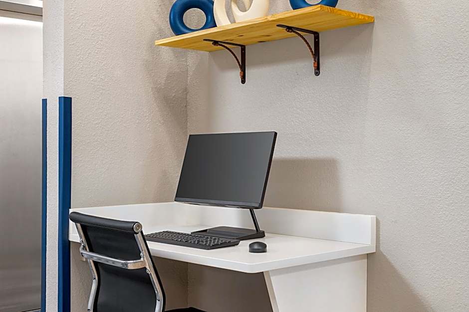 AmericInn by Wyndham Williamsburg