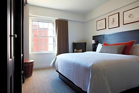 DELUXE ROOM, LARGER GUEST ROOM, 1 KING