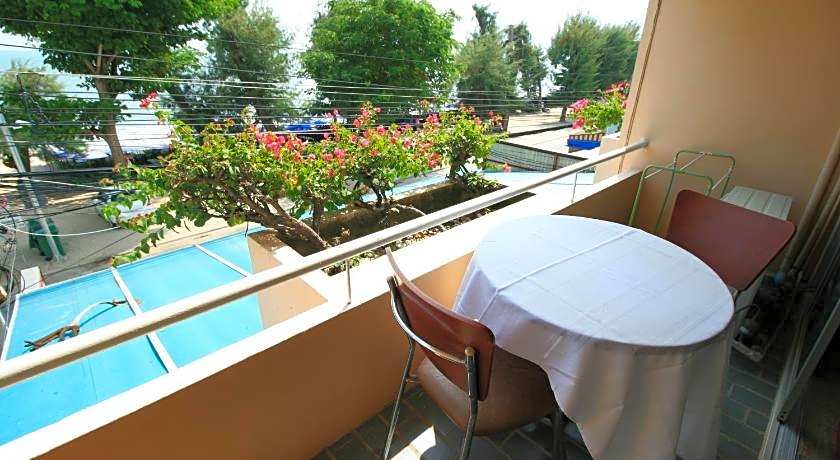 Beachfront Hotel Cha Am
