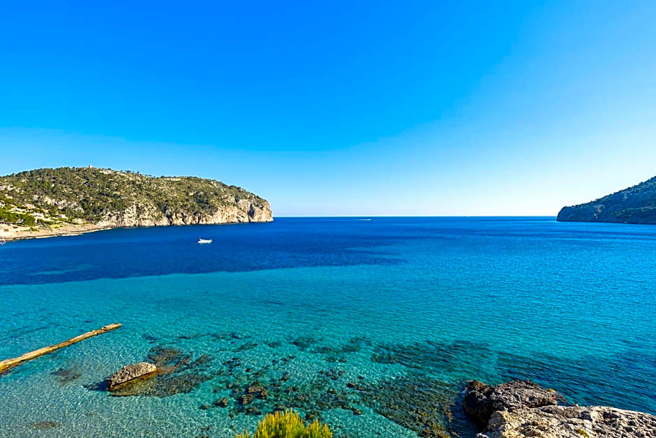 Bahia Camp de Mar Suites