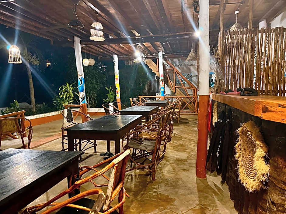 Tropinest bungalows & hostel