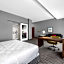 Hampton Inn & Suites Bakersfield Central