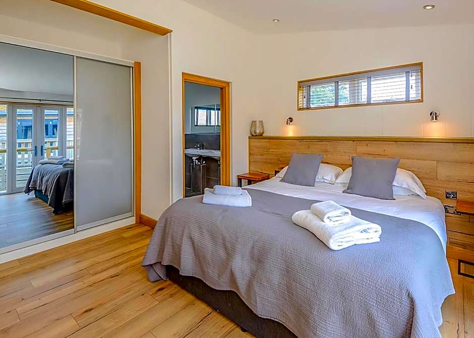 Cherry Bird Lodge Escape