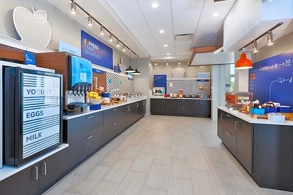 Holiday Inn Express and Suites Grand Rapids Airport- South By IHG