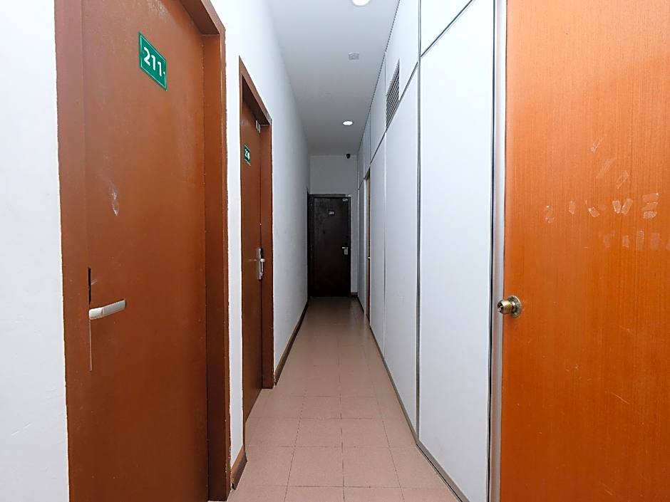 OYO 850 Gold Star Hotel