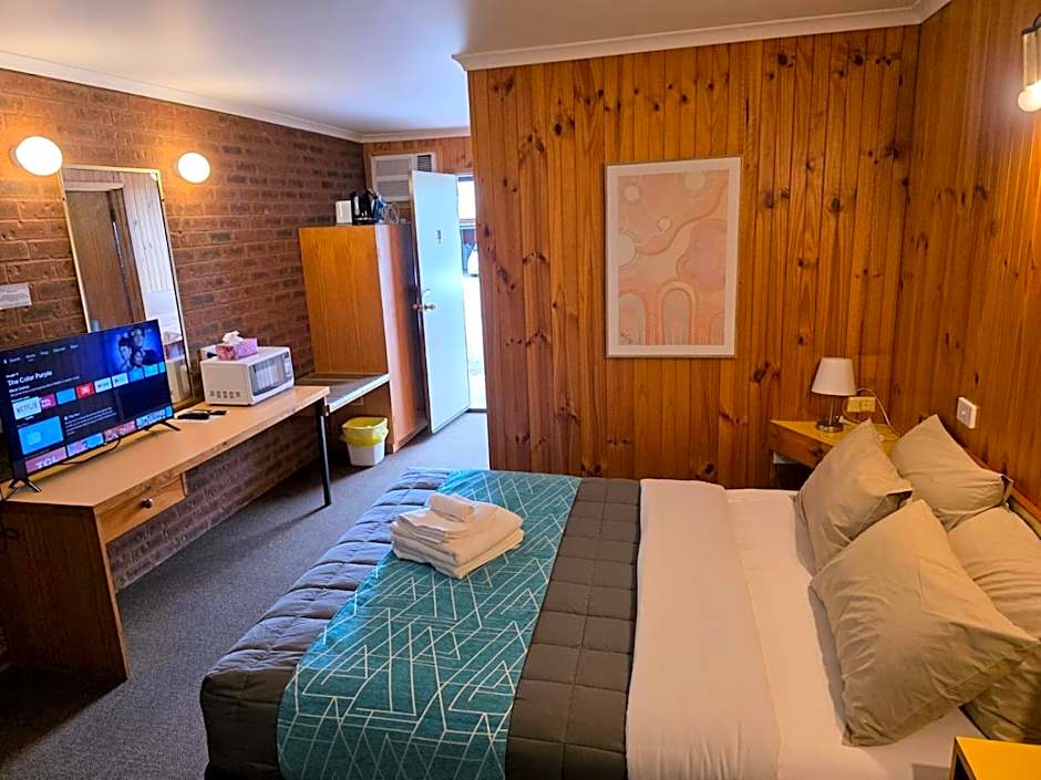 Country Roads Motor Inn