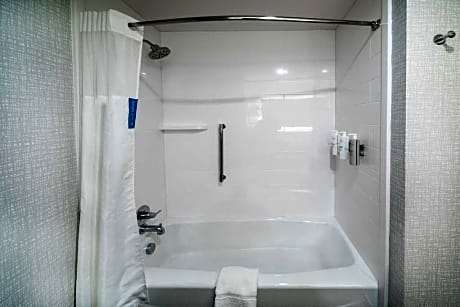 2 Queens Mobility/Hearing Access Tub