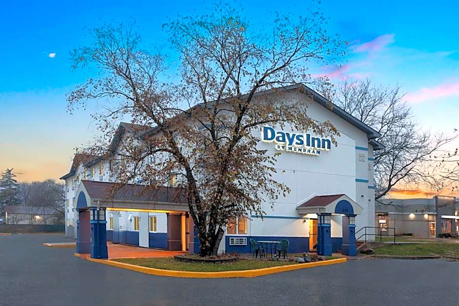 Days Inn by Wyndham Waukegan