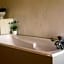 Les Romarins B&B, 10 min d'Uzès, piscine et grand jardin, Table d'hôte