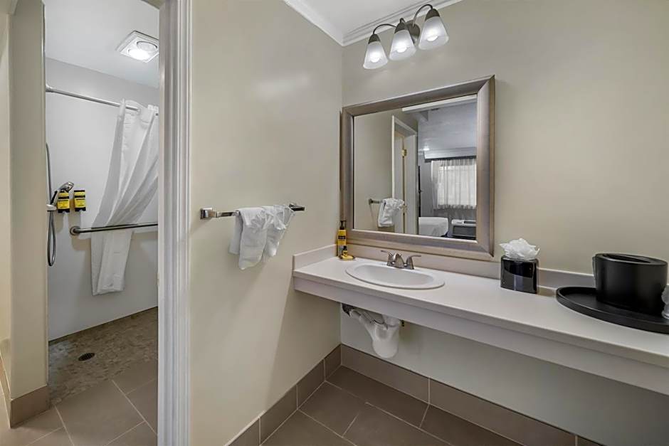 Best Western Plus Northwoods Inn