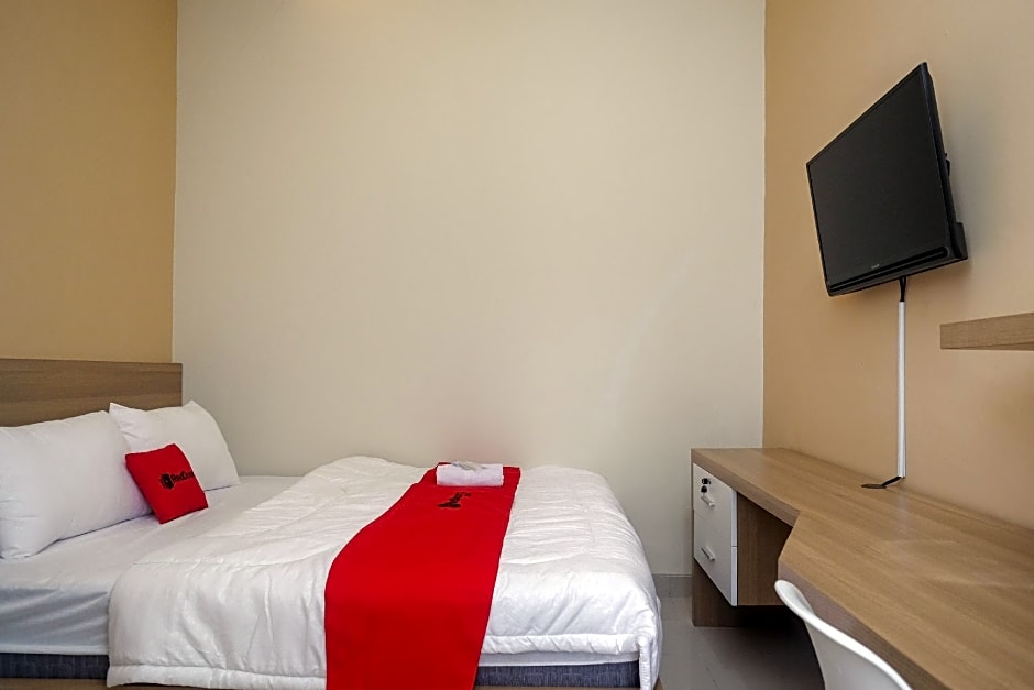 RedDoorz Plus near UMS Solo 2