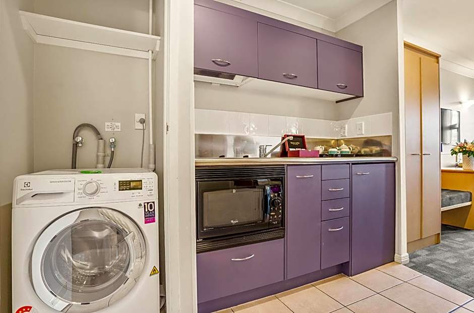 Parkside Hotel & Apartments