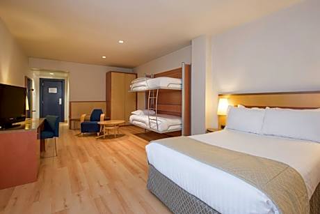 Family Room (2 Adults + 2 Child)