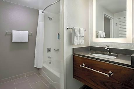Suite, 1 Bedroom, Balcony (1 King Bed)