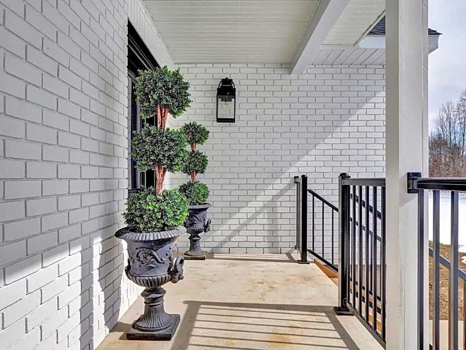 Gorgeous private retreat with hot tub