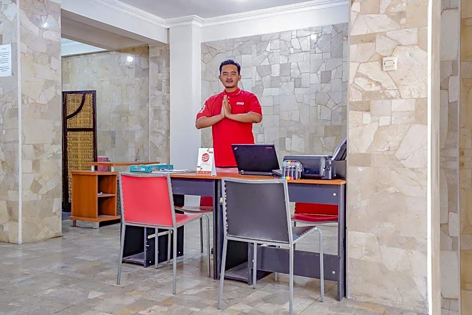 OYO Life 90035 Merci Club