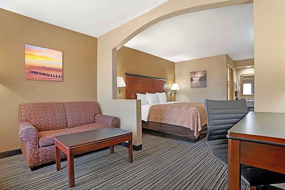 Photo 1 of 4 of 1 King Bed, Nonsmoking