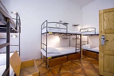 Bed in 8-Bed Mixed Dormitory Room