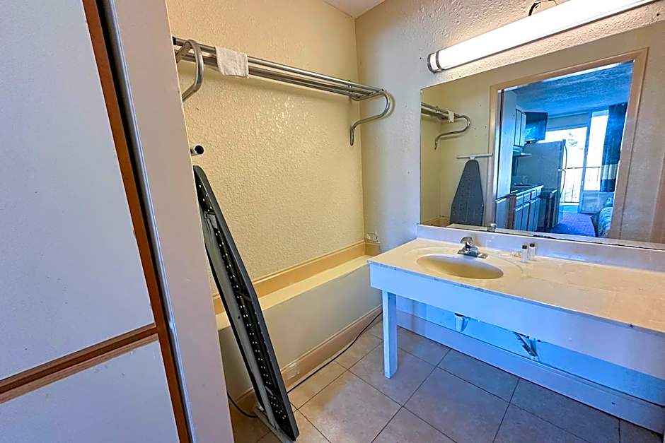 Super Inn & Suites by OYO Milledgeville