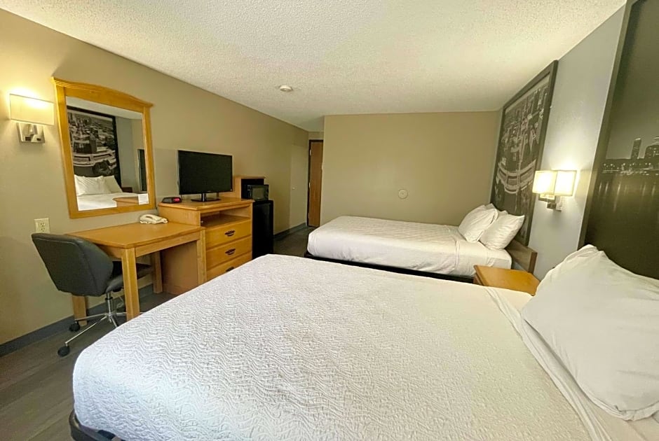 Super 8 by Wyndham St. Clair MO