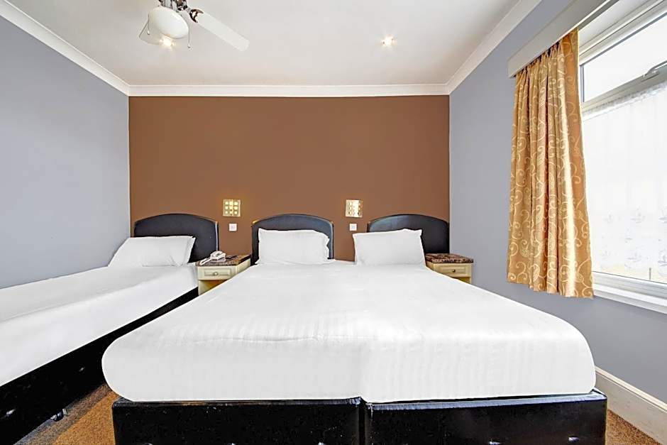 OYO Bostons Manor Hotel