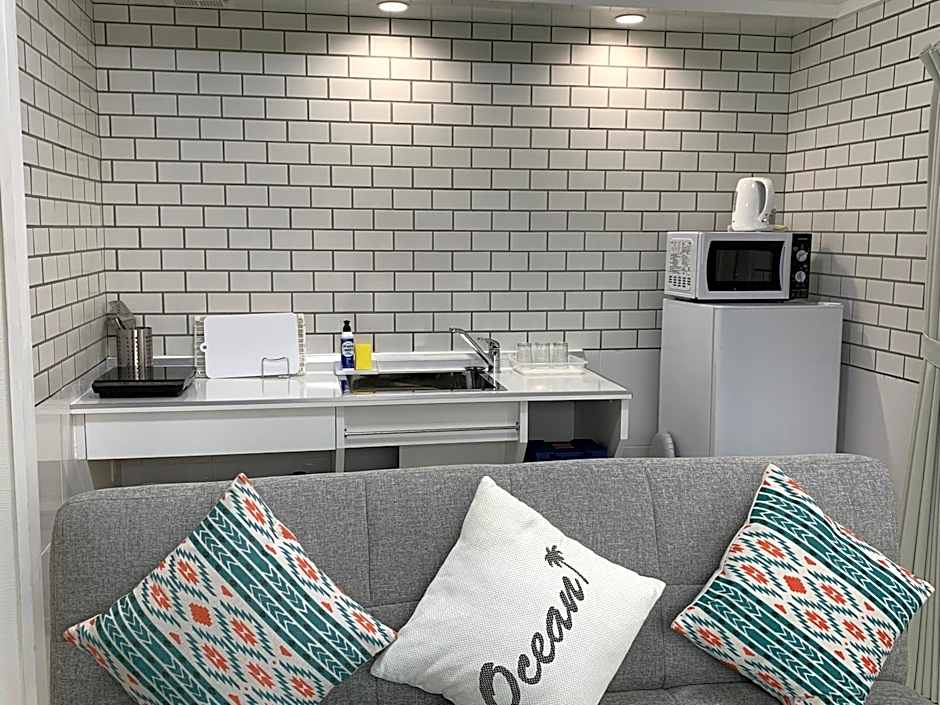 Maximum of 18 people can be rented in one building 3 minutes walk to Tomari Port 10 minutes drive to the airport No parking lot 30 seconds walk from paid parking lot warayunso port city May