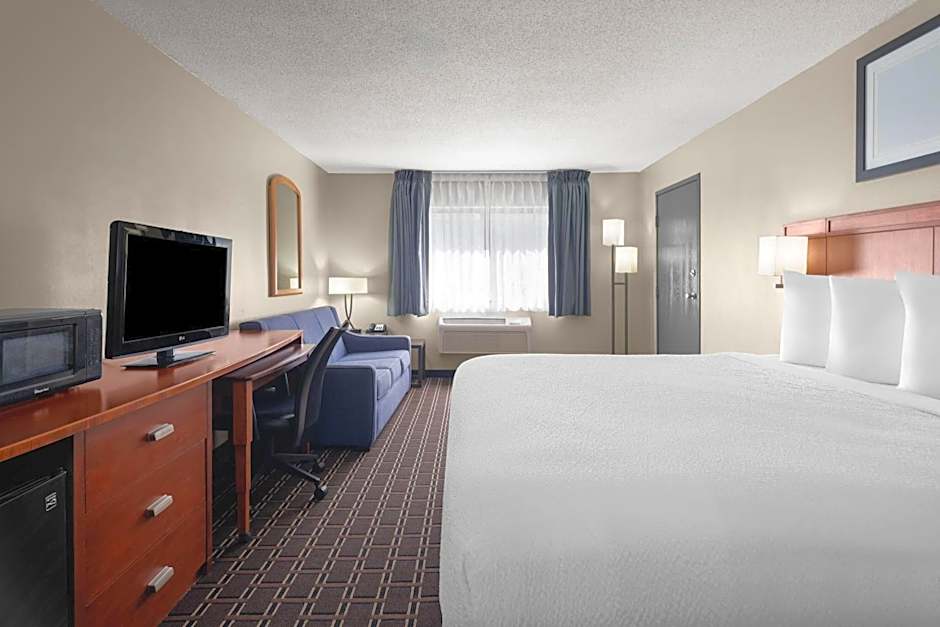 Travelodge by Wyndham Fargo West Acres