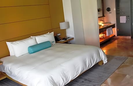 SUPERIOR ONE KING SIZE BED DIAMANTE VIEW