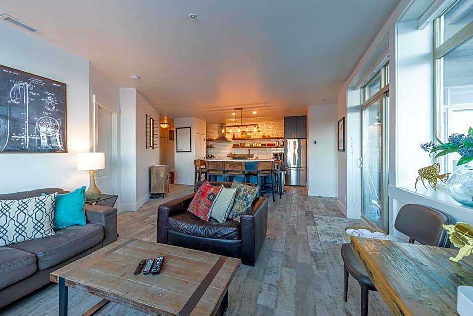 Fully Renovated Ski-in/out Loft with Private Hot Tub!