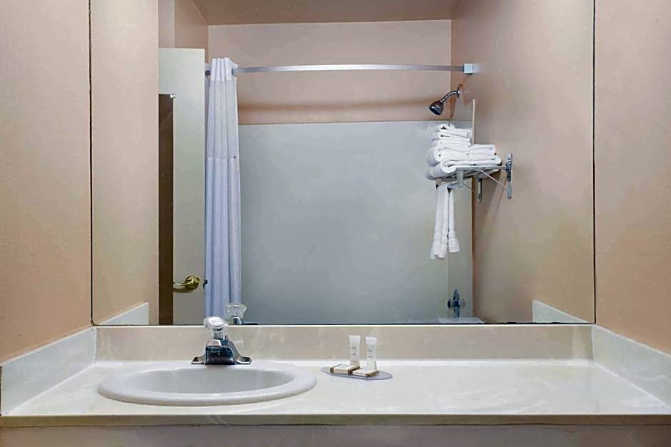 Howard Johnson by Wyndham Brigham City