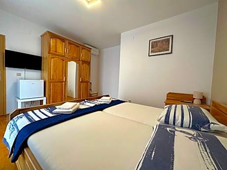 Deluxe Double Room with Side Sea View