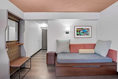 Standard King Room with Roll-in Shower - Mobility Accessible