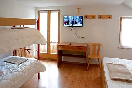 Quadruple Room with Private Bathroom